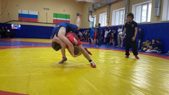 Медали разного достоинства привезли чистопольские борцы с соревнований в Альметьевске