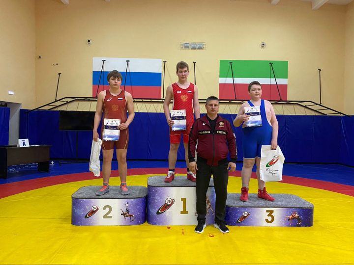 Медали разного достоинства привезли чистопольские борцы с соревнований в Альметьевске