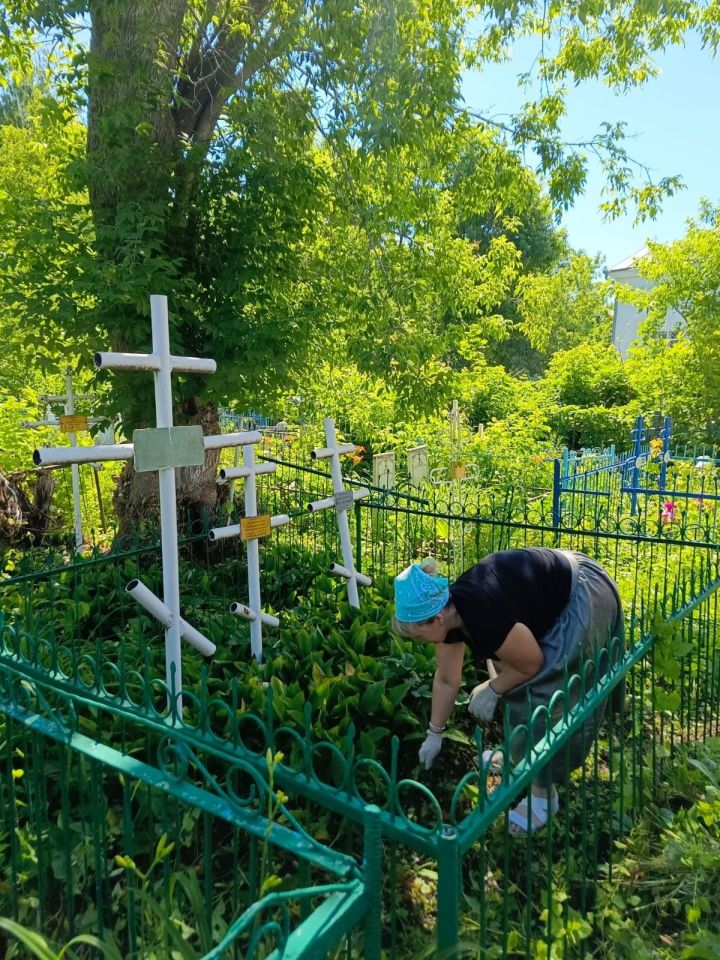 Чистопольские волонтеры провели уборку могил монахинь Успенского женского монастыря