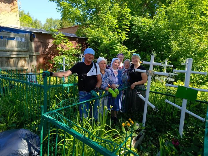 Чистопольские волонтеры провели уборку могил монахинь Успенского женского монастыря