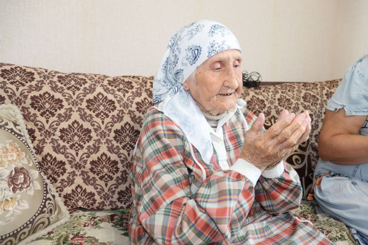 Танцевавшая на Сабантуе в Чистополе под песни «Любэ» Нурия Гибадуллина рассказала, как в 87 лет ей удается оставаться такой энергичной (видео)
