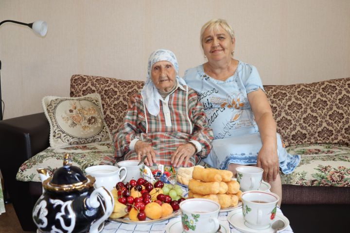 Танцевавшая на Сабантуе в Чистополе под песни «Любэ» Нурия Гибадуллина рассказала, как в 87 лет ей удается оставаться такой энергичной (видео)