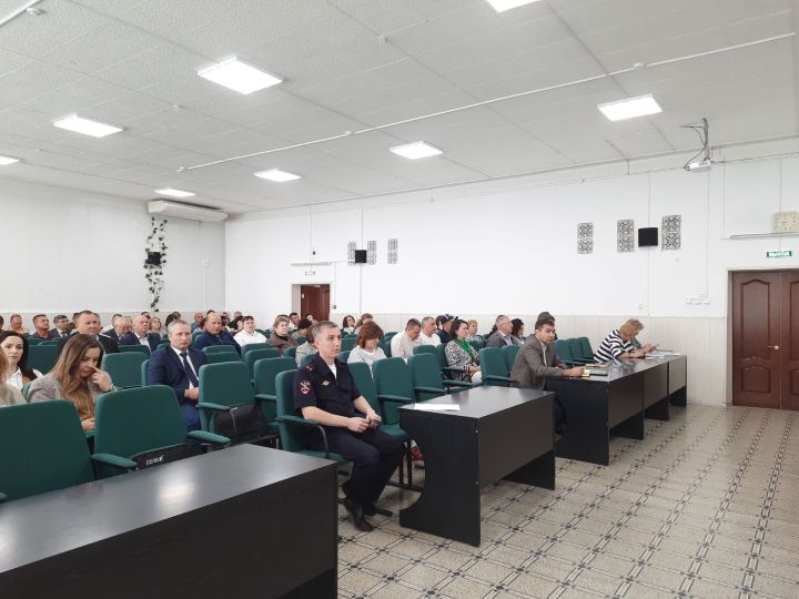 На повестке дня в чистопольском муниципалитете — работа центра «Дар», состояние дел в АПК и оперативная обстановка