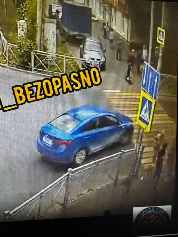 В Казани иномарка сбила электросамокатчика на пешеходном переходе
