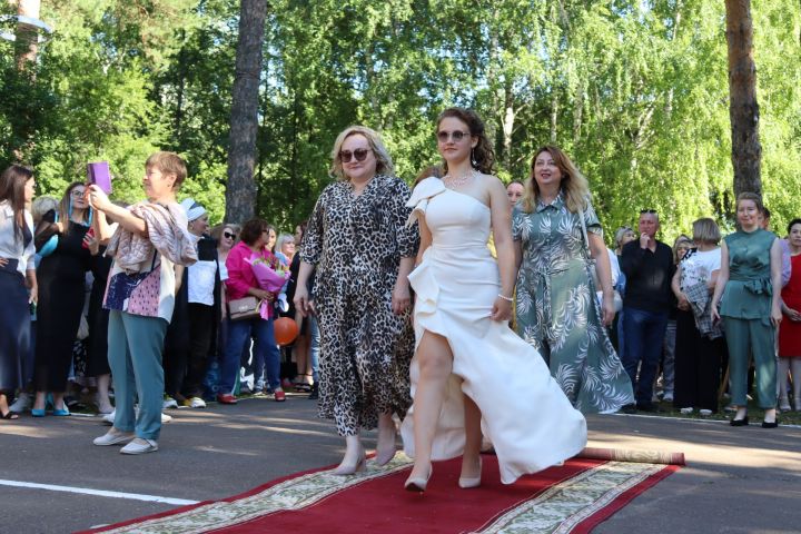 В Скарятинском саду Чистополя состоялся выпускной бал (фоторепортаж)