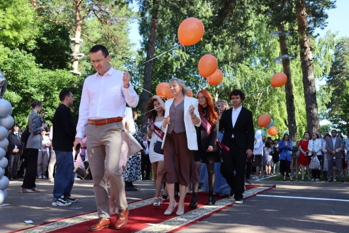 В Скарятинском саду Чистополя состоялся выпускной бал (фоторепортаж)