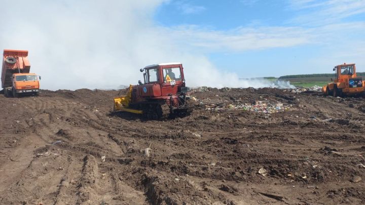 В Чистополе работы по ликвидации пожара на полигоне бытовых отходов длились всю ночь