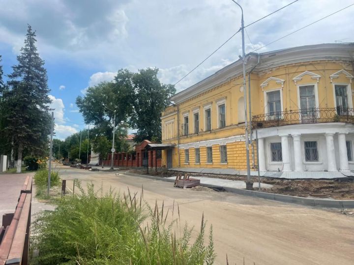 Работы на одной из центральных улиц Чистополя планируют завершить в конце июля — начале августа