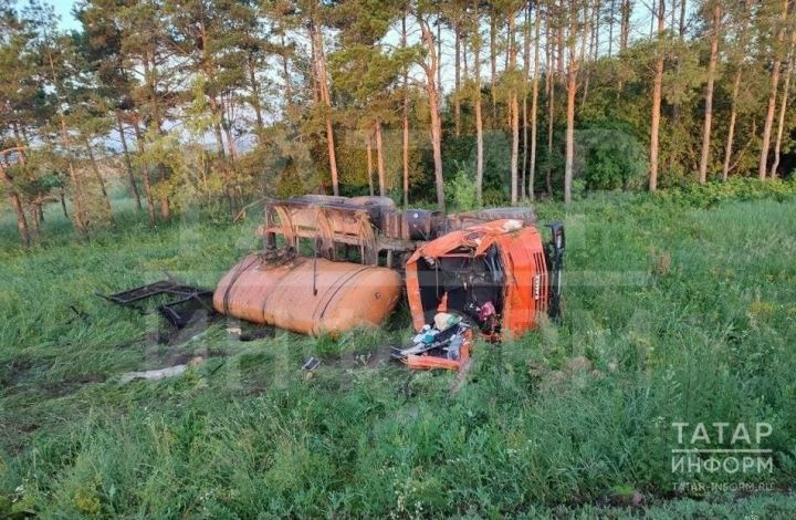 На трассе в РТ КамАЗ вылетел в кювет и опрокинулся