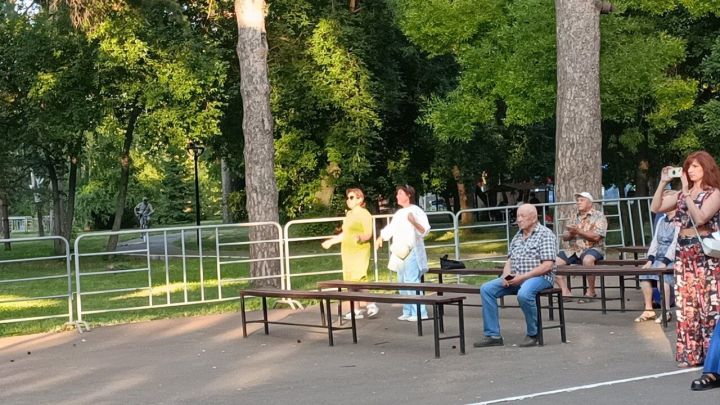 В Скарятинском саду прошел творческий концерт народного хора ветеранов «Гвоздика»