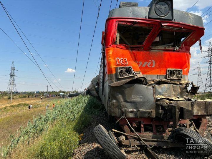 Около 140 человек получили ушибы в результате столкновения поезда и КамАЗа
