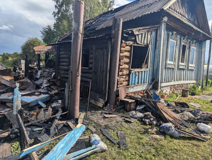 В Чистопольском районе из-за грозы сгорел жилой дом