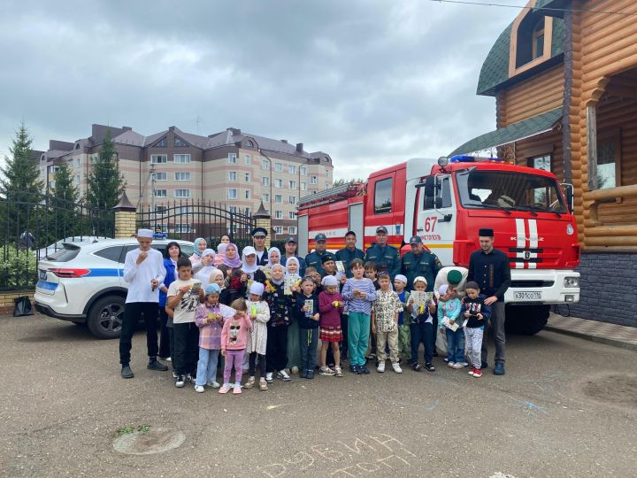 В чистопольской мечети ребят познакомили с работой пожарной службы