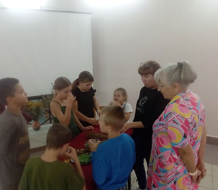 Ребята чистопольского села совершили путешествие «В мир лекарственных трав»