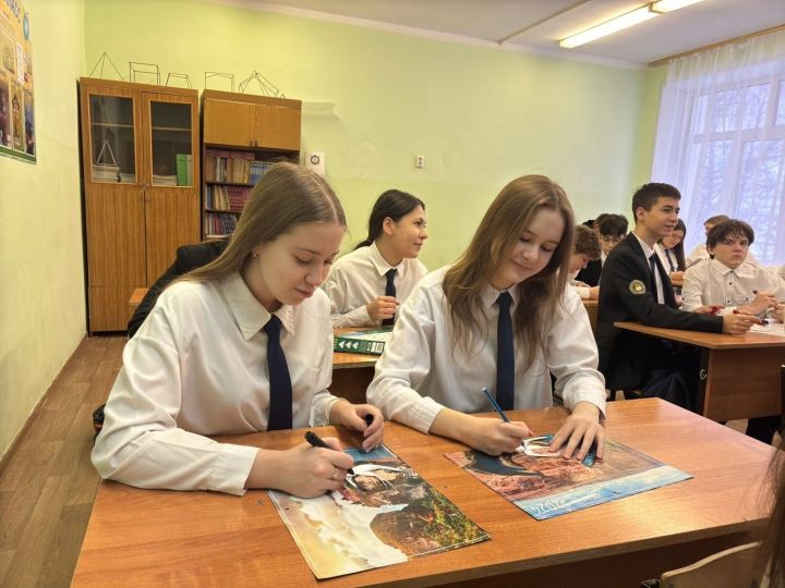 Чистопольские школьники изготовили символические ласточки в честь 81-й годовщины снятия блокады Ленинграда