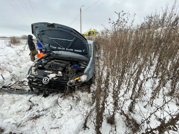 В Чистополе в опрокинувшемся в кювет автомобиле находился ребёнок