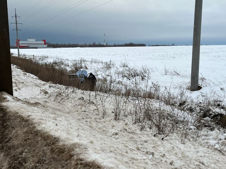 В Чистополе в опрокинувшемся в кювет автомобиле находился ребёнок