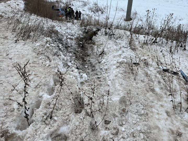 В Чистополе в опрокинувшемся в кювет автомобиле находился ребёнок