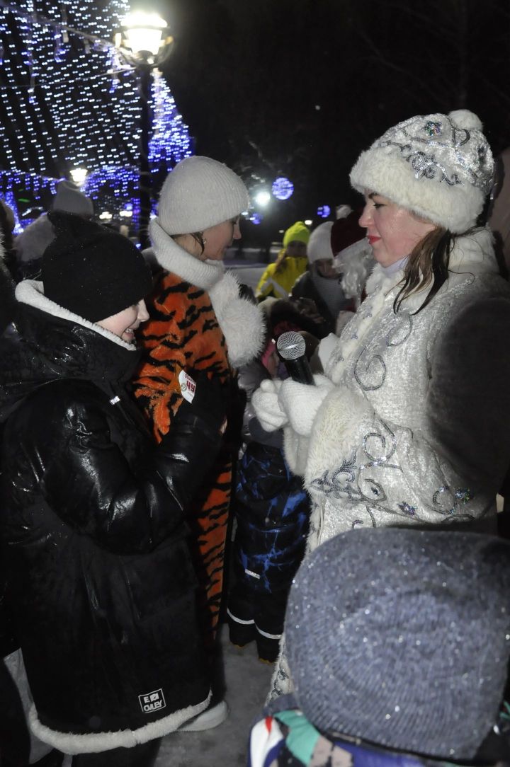 В Чистополе Дед Мороз со Снегурочкой провели для детей игры и подарили им подарки