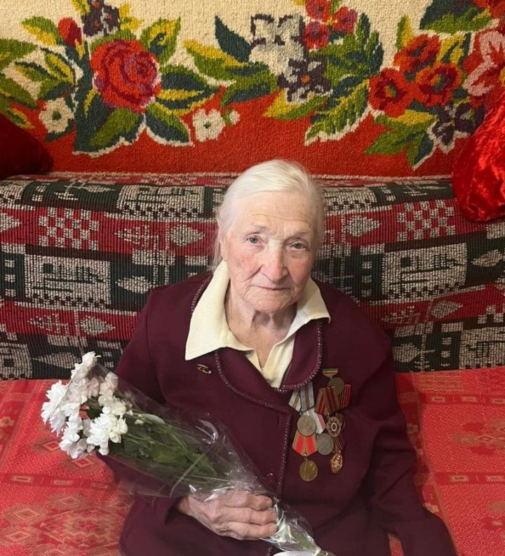 В Чистополе поздравили с 95-летием труженицу тыла и ветерана медицины