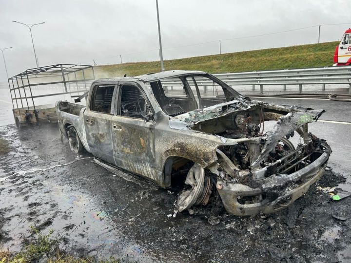 Пожар в подъезде и сгоревший автомобиль: в Чистопольском районе произошли два возгорания