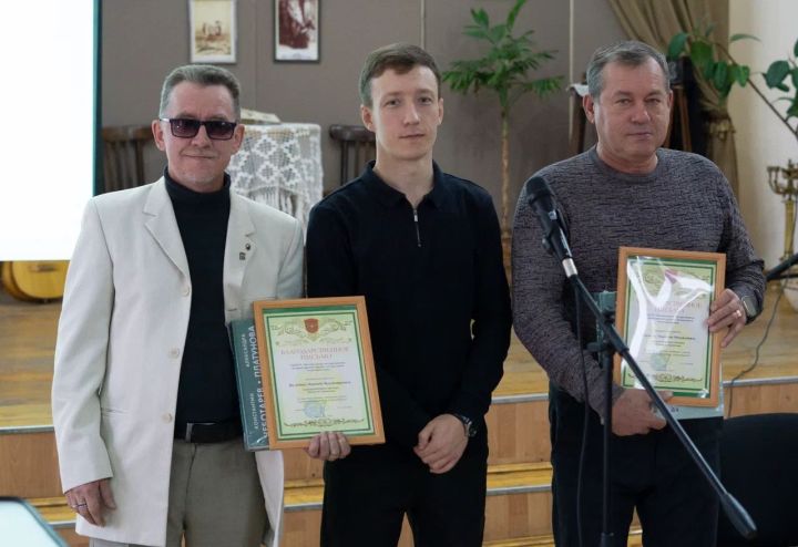 «Моменты творчества»: в Чистополе открылась выставка двух художников