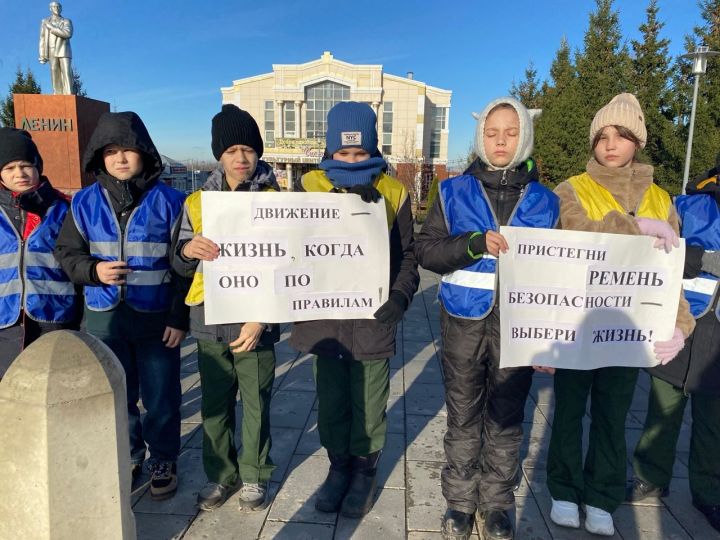 В Чистополе почтили память жертв ДТП масштабной акцией с участием детей