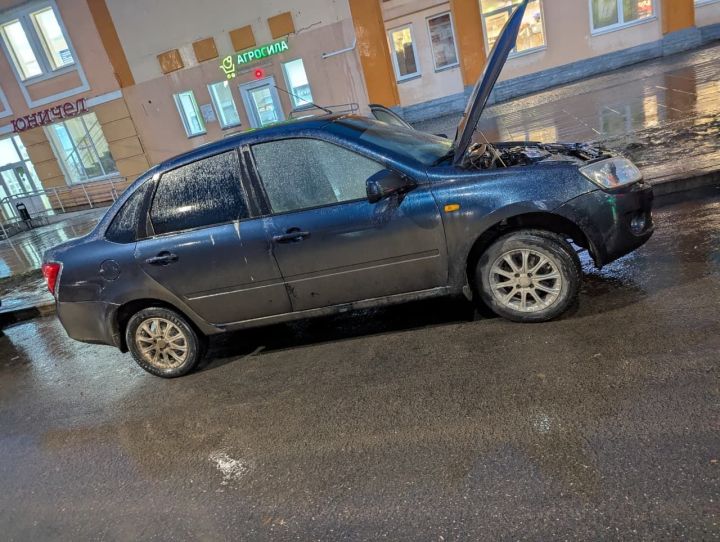 В Чистополе загорелась легковушка