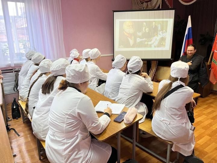 Чистопольские студенты-медики обсудили наследие великих врачей с иеромонахом Силуаном