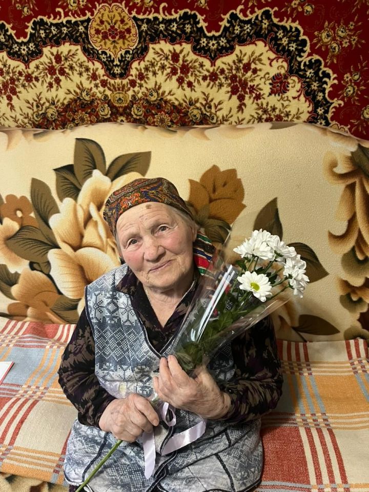 В Чистополе труженица тыла принимала поздравления с 95-летием
