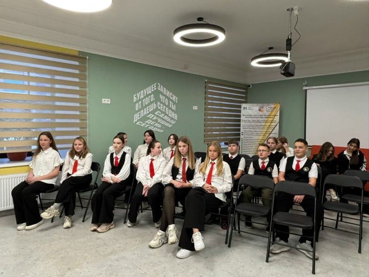 С чистопольскими гимназистами разобрали мифы о мессенджере МАХ
