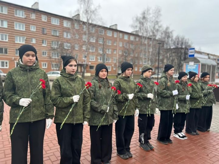 Юные патриоты Чистополя почтили память Героя России Игоря Груднова