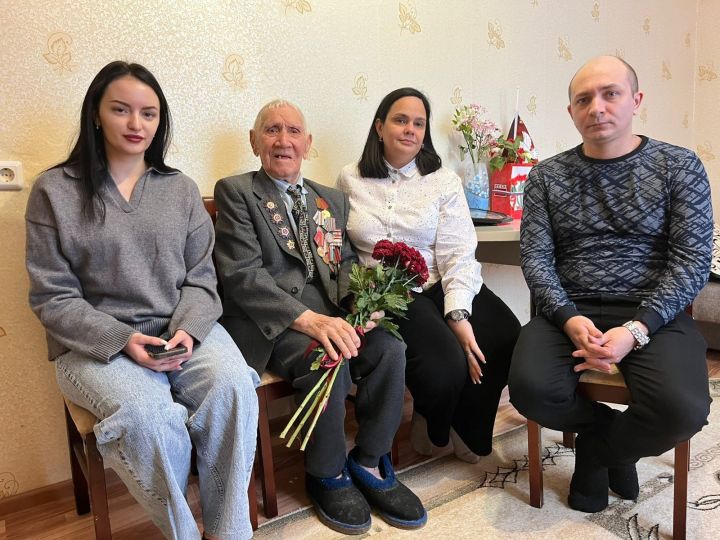 Сотрудники центра «Ватан» посетили ветерана ВОВ Накипа Мубаракшиновича