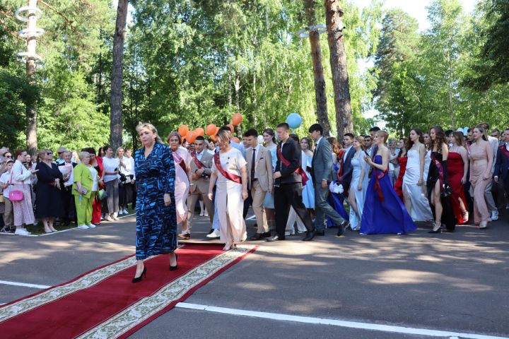 Стали известны даты проведения выпускных и последних звонков в 2025 году