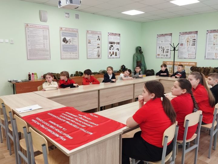 В центре «Ватан» прошёл урок «Разговоры о важном», посвящённый воссоединению Крыма с Россией