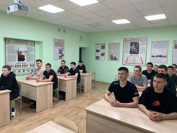 «Армия в вопросах и ответах»: чистопольские курсанты узнали о тонкостях военной службы