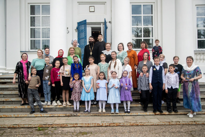 Яркое завершение учебного года в Никольской воскресной школе: песни, мультфильмы и колокольный звон