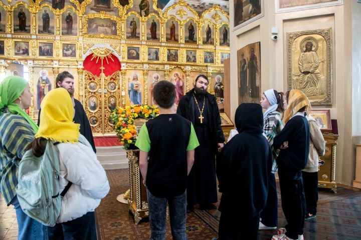 Воспитанники Чистопольского детского дома посетили Свято-Никольский собор в престольный праздник