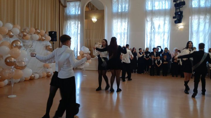 Торжественный последний звонок прозвучал в Гимназии № 2