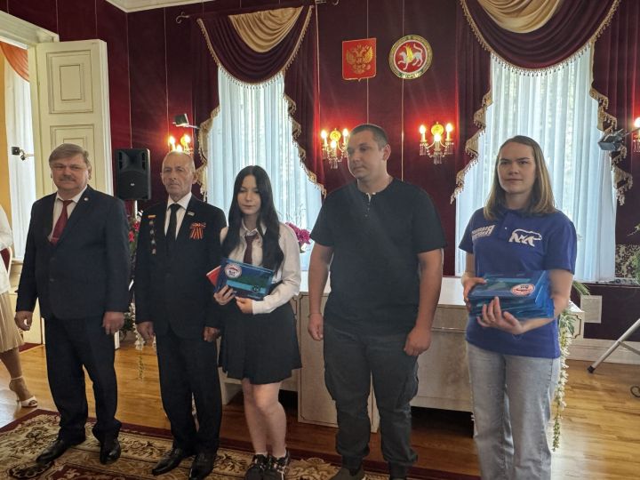 12 юных чистопольцев получили паспорта в преддверии Дня России