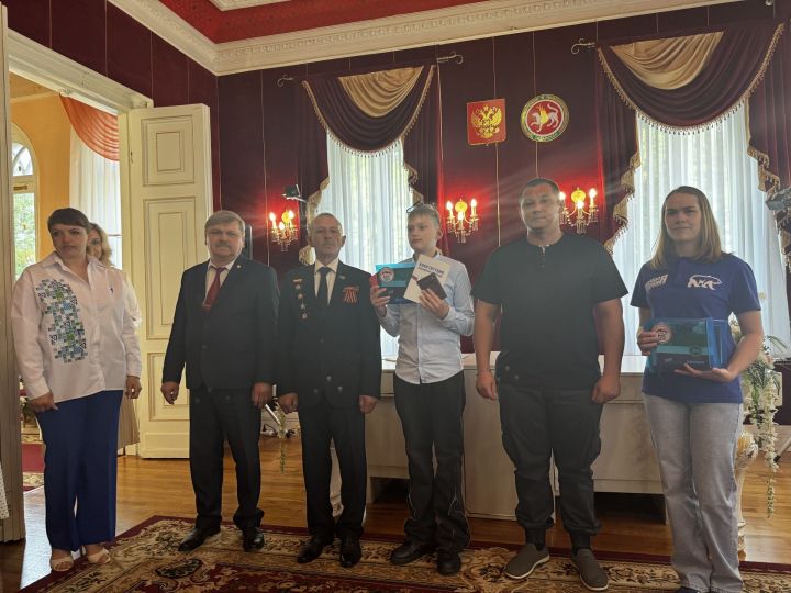 12 юных чистопольцев получили паспорта в преддверии Дня России