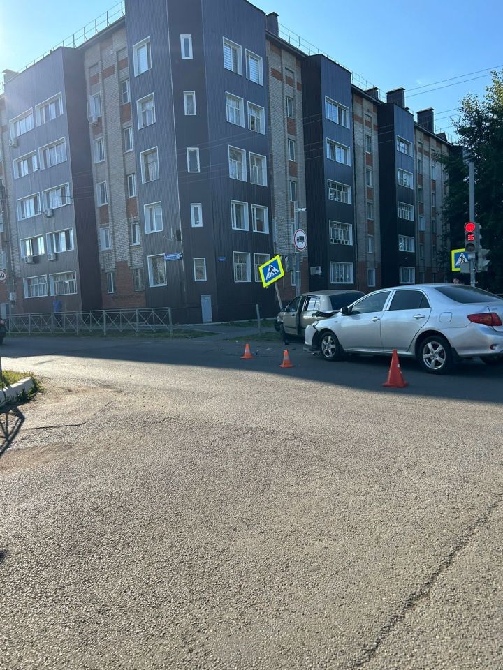 В Чистополе иномарка снесла дорожный знак