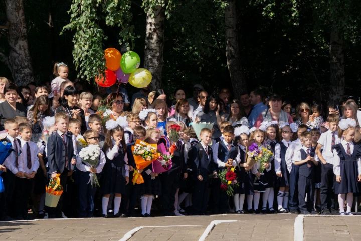 В чистопольской школе № 4 старшеклассники подарили первоклассникам «самолетики будущего»