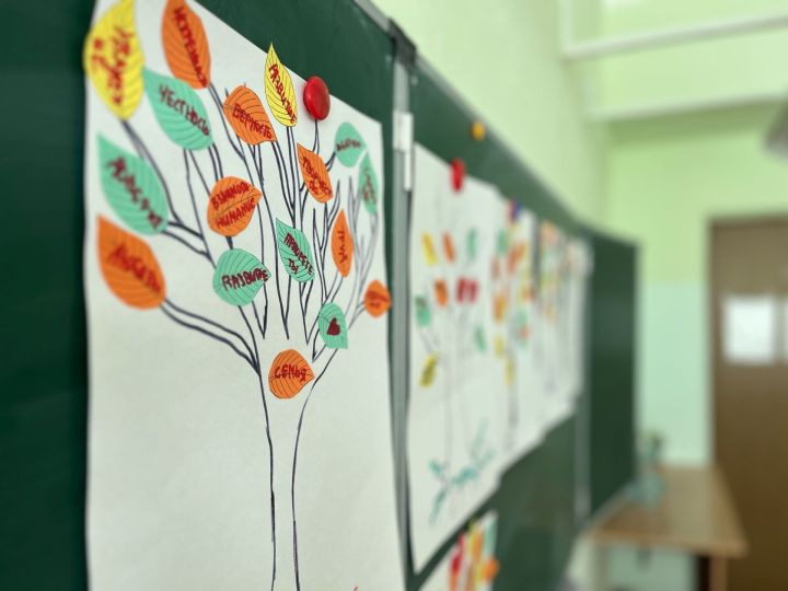 Молодежь села Чистопольского района создавали «Дерево семейного счастья»