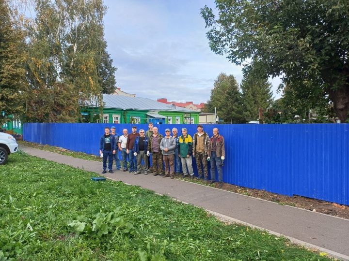 У храма Сергия Радонежского силами прихожан установлен новый забор