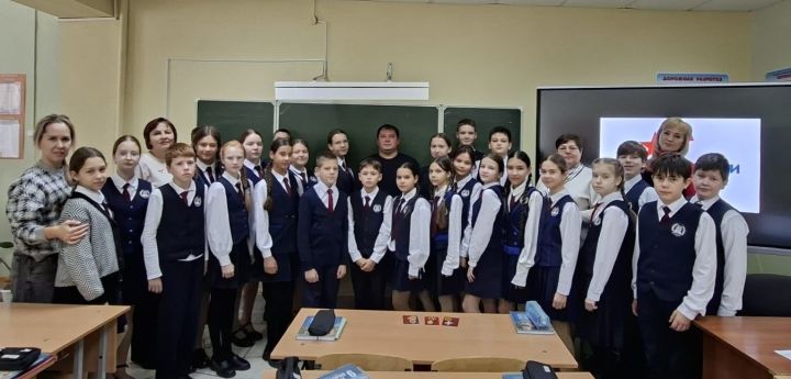 В чистопольском лицее прошел Урок мужества с участником СВО