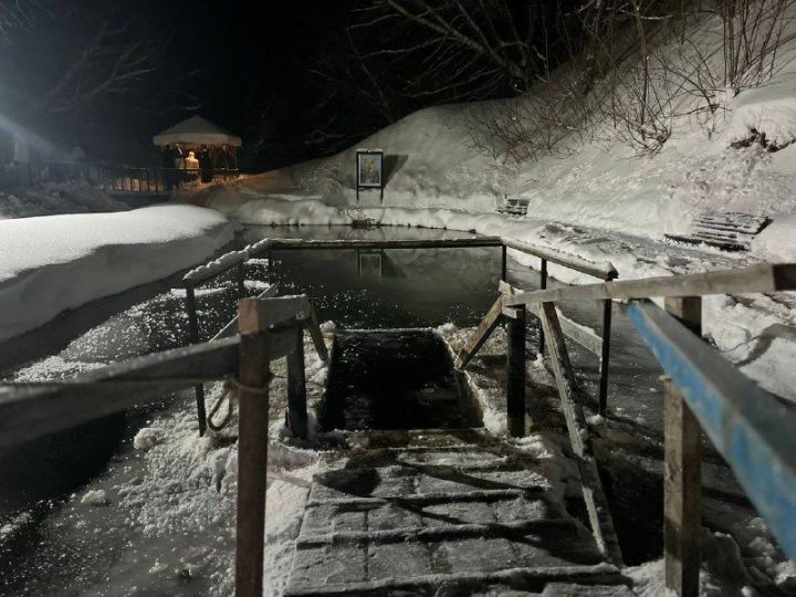 Крещенские купания: терапевт предупреждает, кому опасно окунаться в прорубь