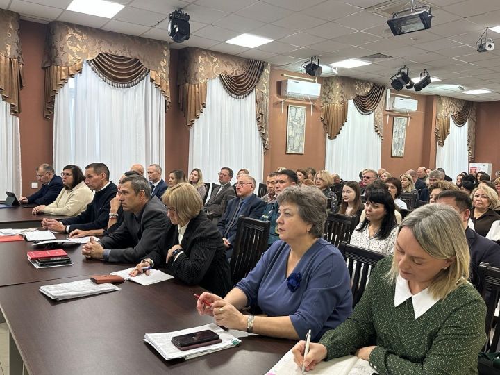 Район башлыгы катнашында узган киңәшмәдә яңа билгеләнеш, яшьләр, урып-җыю турында сөйләштеләр