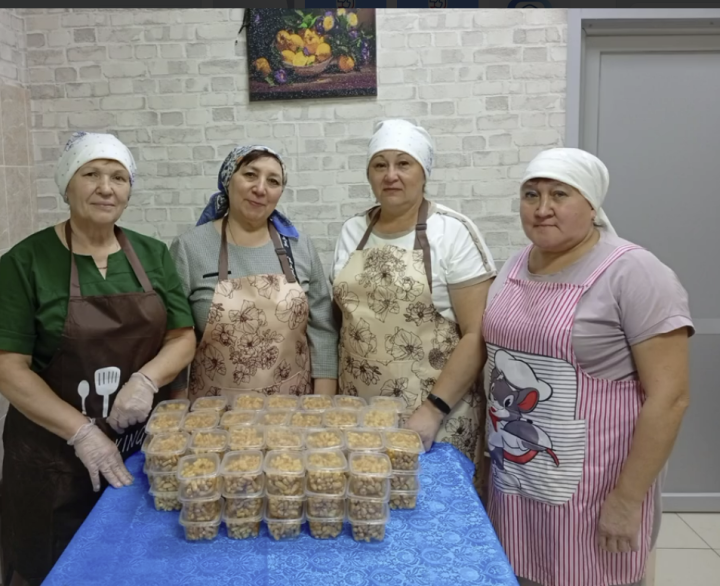 В Чистопольском доме социального обслуживания испекли чак-чак и написали письма для бойцов