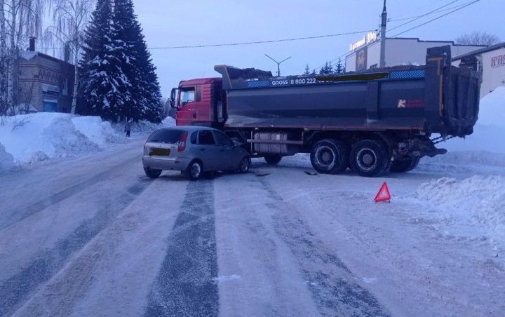В ДТП в Чистополе пострадал мужчина, который ремонтировал свой автомобиль на проезжей части